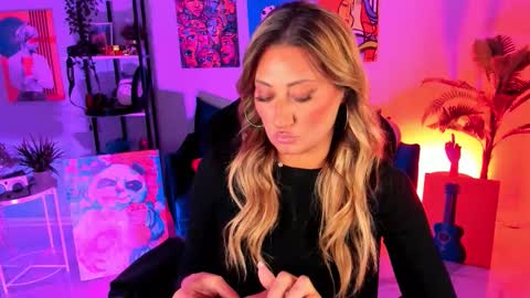 Snapshot of sarahholly chatting on October 6, 1:29 pm Divine Sarah NONUDE model online show from October 6, 1:29 pm