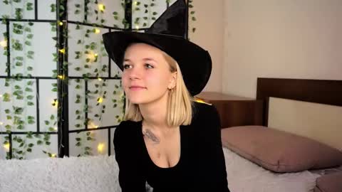 Snapshot of savannahshor chatting on October 18, 7:29 pm savannahshor online show from October 18, 7:29 pm