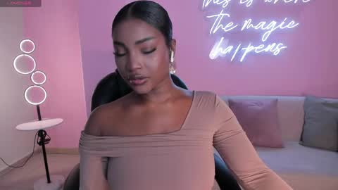 S a v a n n a h  online show from April 19, 11:55 am