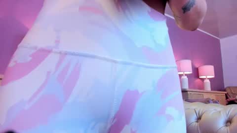 Scarlet Edwars online show from March 10, 1:00 pm