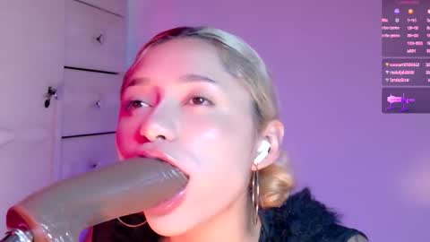 scarlet_gold online show from March 16, 2:26 am