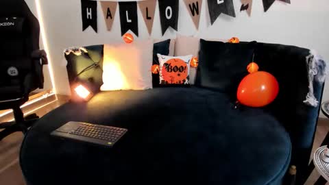 Snapshot of scarlet_summer_25 chatting on October 4, 12:25 pm scarlet_summer_25 online show from October 4, 12:25 pm