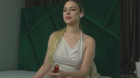 Snapshot of scarletcoles chatting on October 4, 1:58 am Scarlet online show from October 4, 1:58 am