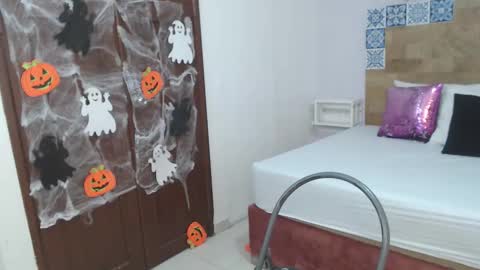 scarlet  online show from October 12, 12:20 pm