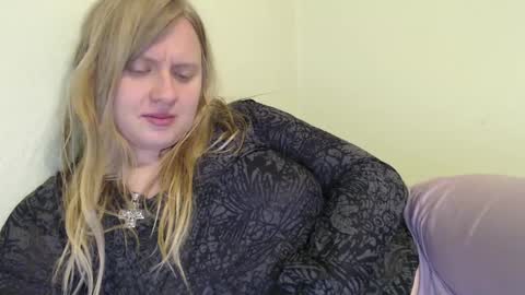 Snapshot of scartit chatting on September 18, 5:22 am ScarTit Bernhard online show from September 18, 5:22 am