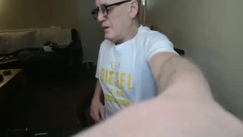 Snapshot of scottsman214 chatting on September 27, 6:27 pm James online show from September 27, 6:27 pm
