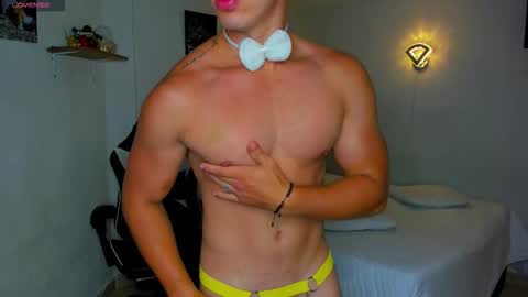 Snapshot of sean_brownx chatting on October 13, 11:23 am Sean online show from October 13, 11:23 am