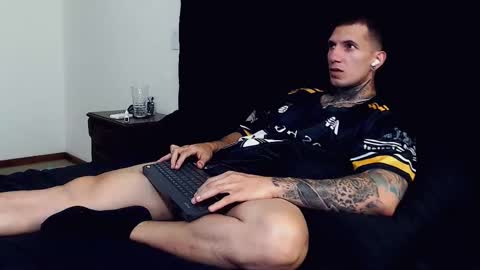 Snapshot of sebastian_muss chatting on October 9, 11:43 pm Sebastian online show from October 9, 11:43 pm