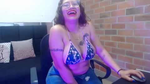 Snapshot of selena_tits_ chatting on October 17, 2:59 am Selena online show from October 17, 2:59 am