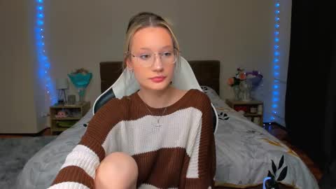 Snapshot of selfharm777 chatting on October 26, 8:19 pm Simon and Alice online show from October 26, 8:19 pm