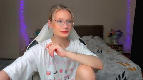 Snapshot of selfharm777 chatting on September 23, 8:15 pm Simon and Alice online show from September 23, 8:15 pm