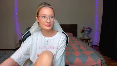 Snapshot of selfharm777 chatting on October 11, 10:35 pm Simon and Alice online show from October 11, 10:35 pm