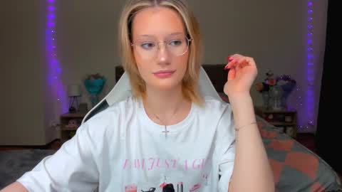 Snapshot of selfharm777 chatting on September 13, 9:39 pm Simon and Alice online show from September 13, 9:39 pm