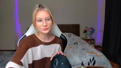 Snapshot of selfharm777 chatting on September 28, 8:07 pm Simon and Alice online show from September 28, 8:07 pm