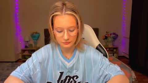 Snapshot of selfharm777 chatting on September 10, 8:43 pm Simon and Alice online show from September 10, 8:43 pm