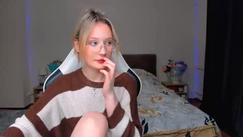 Snapshot of selfharm777 chatting on October 30, 8:42 pm Simon and Alice online show from October 30, 8:42 pm