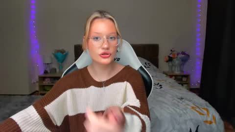 Snapshot of selfharm777 chatting on September 20, 8:01 pm Simon and Alice online show from September 20, 8:01 pm