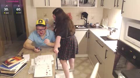 Roxy Kate Mary Alex Arnold online show from December 1, 11:41 am