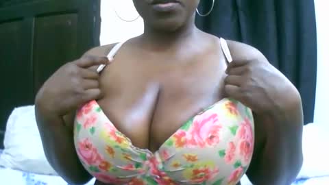 Snapshot of sexxi_ebony chatting on October 5, 9:18 am sexxi_ebony online show from October 5, 9:18 am