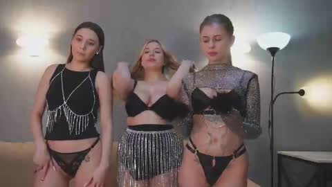 Snapshot of sexxxsirens chatting on March 3, 10:28 am Hannah Monica Annie Andrea Eva Lina online show from March 3, 10:28 am