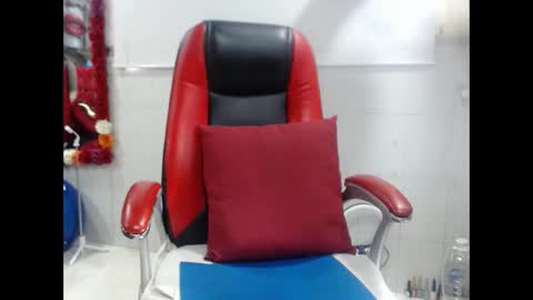 Snapshot of sexy_mature_hot01 chatting on October 17, 4:33 pm MARIPOSA online show from October 17, 4:33 pm