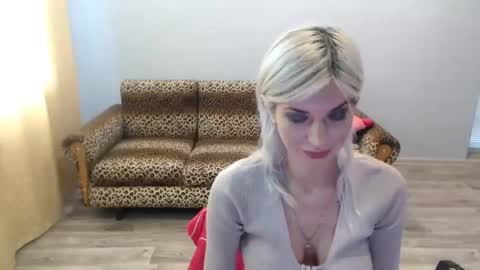 Snapshot of sexybeatriice chatting on October 10, 8:42 am sexybeatriice online show from October 10, 8:42 am