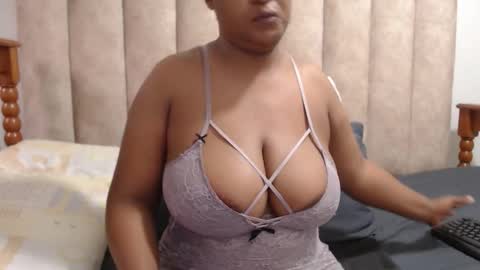 Snapshot of sexybustyxx chatting on September 28, 7:06 am sexybustyxx online show from September 28, 7:06 am
