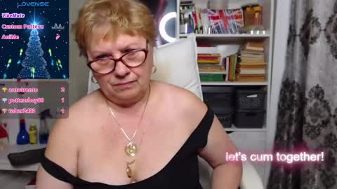 Snapshot of sexylynette4u chatting on December 16, 9:57 am sexylynette4u online show from December 16, 9:57 am