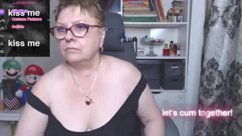 Snapshot of sexylynette4u chatting on October 20, 9:14 am sexylynette4u online show from October 20, 9:14 am