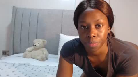 Snapshot of sexymonalisa1 chatting on October 5, 8:23 am sexymonalisa1 online show from October 5, 8:23 am