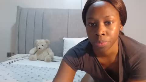Snapshot of sexymonalisa1 chatting on October 19, 7:35 am sexymonalisa1 online show from October 19, 7:35 am