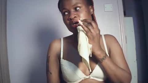 queenivy online show from December 18, 8:26 pm