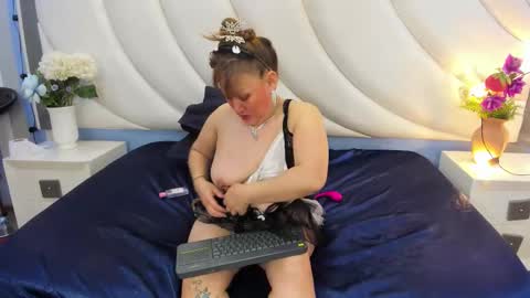 Snapshot of sexyymommy1 chatting on October 17, 12:09 pm Mary online show from October 17, 12:09 pm