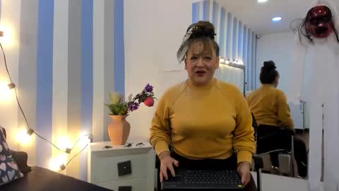 Snapshot of sexyymommy1 chatting on October 14, 11:46 am Mary online show from October 14, 11:46 am