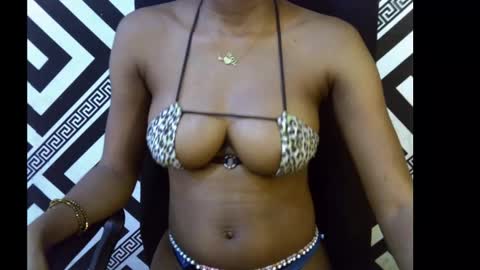 Snapshot of sezy_petite chatting on October 10, 9:59 am Wealth online show from October 10, 9:59 am