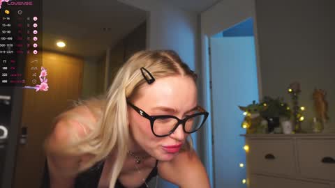 Snapshot of shadowladyyy chatting on January 22, 5:48 am Sindy and Nancy Next stream 1 December online show from January 22, 5:48 am
