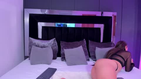 Shaina Vasquez online show from September 25, 8:49 pm