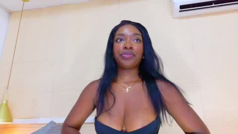 Snapshot of shamira_moore chatting on February 19, 12:14 am Catalina online show from February 19, 12:14 am