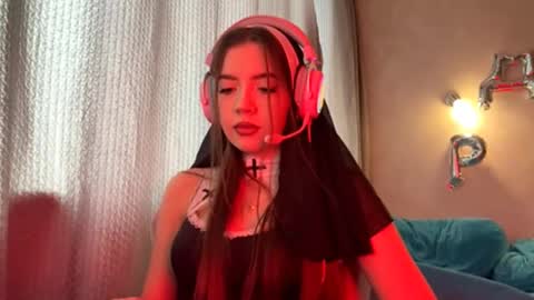 Snapshot of shelliesifuentes chatting on October 4, 3:15 am Ava online show from October 4, 3:15 am