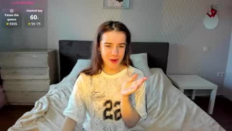 Snapshot of shelyymoon chatting on October 6, 12:23 pm ShelyMoon online show from October 6, 12:23 pm