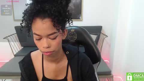 Snapshot of shenna_brunette_ chatting on February 15, 1:05 pm Shenna online show from February 15, 1:05 pm