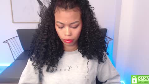 Snapshot of shenna_brunette_ chatting on February 6, 1:32 pm Shenna online show from February 6, 1:32 pm