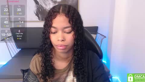 Snapshot of shenna_brunette_ chatting on February 10, 1:01 pm Shenna online show from February 10, 1:01 pm