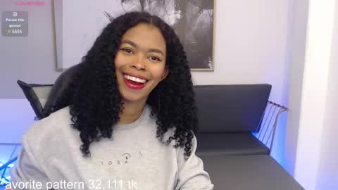 Snapshot of shenna_brunette_ chatting on February 24, 1:31 pm Shenna online show from February 24, 1:31 pm