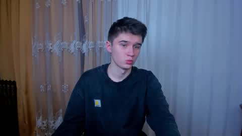 Max online show from December 3, 7:47 pm