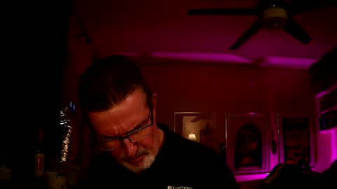Snapshot of shrewtamer chatting on September 23, 2:49 am shrewtamer online show from September 23, 2:49 am