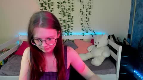 Snapshot of shy_elina01 chatting on October 2, 1:43 pm shy_elina01 online show from October 2, 1:43 pm