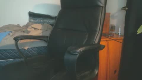 shyboyhugecum2020 online show from April 19, 4:02 am