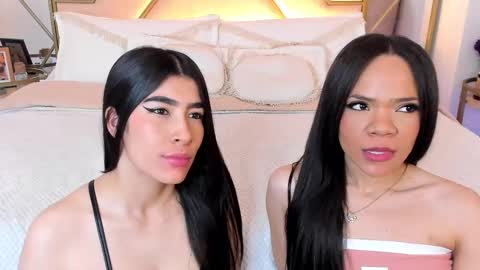 Snapshot of siara_lewis_ chatting on September 27, 11:13 pm Siara and Zoe tattoo online show from September 27, 11:13 pm