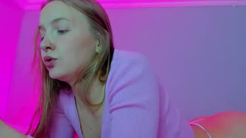 Snapshot of silky_huzelnut chatting on September 29, 8:24 am Mila online show from September 29, 8:24 am
